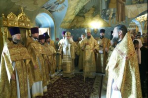 Митрополит Лонгин и Епископ Пахомий совершили Божественную литургию в Троицком соборе и молебен перед главной святыней Саратовской земли — образом Спаса Нерукотворного