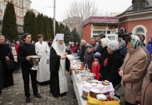 Божественная литургия и крещение оглашенных в Свято-Троицком кафедральном соборе Саратова
