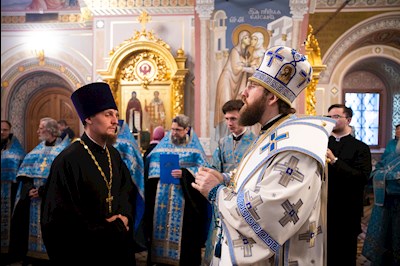 Митрополит Игнатий совершил вечернее богослужение с чтением акафиста Пресвятой Богородице в Свято-Троицком кафедральном соборе г. Саратова