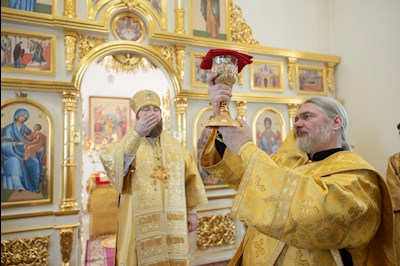 Митрополит Игнатий совершил Божественную литургию в Трехсвятительском храме г. Саратова