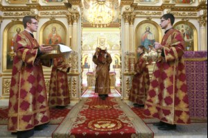 В Великий Четверг Митрополит Лонгин совершил Литургию Василия Великого и Чин умовения ног