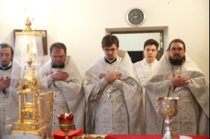 Божественная литургия на Архиерейском подворье — храме в честь иконы Божией Матери «Утоли моя печали» г. Саратова
