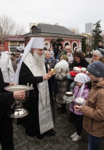 Божественная литургия и крещение оглашенных в Свято-Троицком кафедральном соборе Саратова