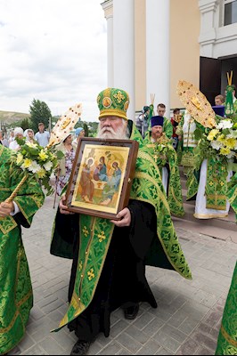 Божественная литургия в соединении с вечерней в Свято-Троицком кафедральном соборе г. Вольска