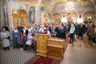 Митрополит Игнатий совершил Божественную литургию в Свято-Троицком кафедральном соборе Саратова