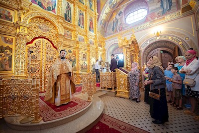 Митрополит Игнатий совершил Божественную литургию в Свято-Троицком кафедральном соборе Саратова