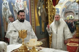 Рождественская Божественная литургия в Свято-Троицком кафедральном соборе Саратова