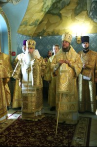 Митрополит Лонгин и Епископ Пахомий совершили Божественную литургию в Троицком соборе и молебен перед главной святыней Саратовской земли — образом Спаса Нерукотворного