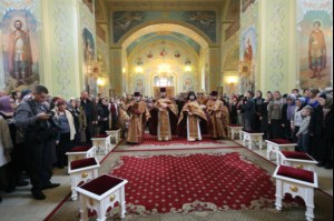 В Великий Четверг Митрополит Лонгин совершил Литургию Василия Великого и Чин умовения ног
