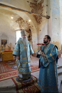 Божественная литургия в храме в честь Покрова Пресвятой Богородицы села Сокур Татищевского района