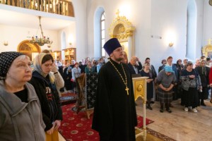 Литургия Преждеосвященных Даров, малое повечерие и утреня Великого Четвертка на Архиерейском подворье — в храме во имя святых равноапостольных Мефодия и Кирилла при СГУ