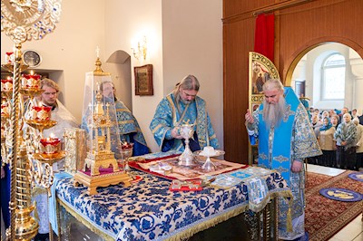 Божественная литургия на Архиерейском подворье – в храме в честь иконы Божией Матери «Утоли моя печали» г. Саратова