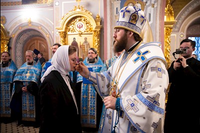 Митрополит Игнатий совершил вечернее богослужение с чтением акафиста Пресвятой Богородице в Свято-Троицком кафедральном соборе г. Саратова