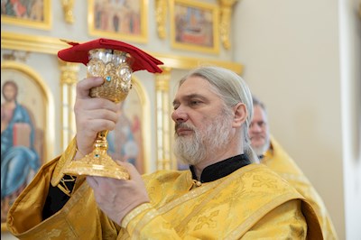 Митрополит Игнатий совершил Божественную литургию в Трехсвятительском храме г. Саратова