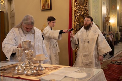 Митрополит Игнатий совершил Великую вечерню в соединении с Литургией святителя Василия Великого и чин Великого освящения воды в Покровском соборе г. Саратова