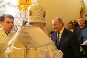 Митрополит Лонгин совершил пасхальное богослужение