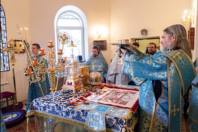 Божественная литургия на Архиерейском подворье – в храме в честь иконы Божией Матери «Утоли моя печали» г. Саратова