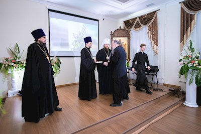 Митрополит Игнатий вручил дипломы выпускникам СПДС
