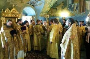 Митрополит Лонгин и Епископ Пахомий совершили Божественную литургию в Троицком соборе и молебен перед главной святыней Саратовской земли — образом Спаса Нерукотворного