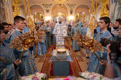 Митрополит Игнатий совершил Божественную литургию в Свято-Троицком кафедральном соборе Саратова