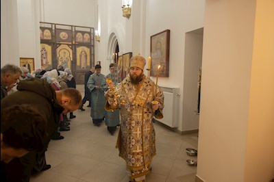 Митрополит Игнатий совершил всенощное бдение в храме святителя Тихона, епископа Воронежского, Задонского чудотворца, г. Саратова