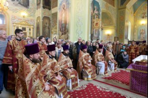 В Великий Четверг Митрополит Лонгин совершил Литургию Василия Великого и Чин умовения ног