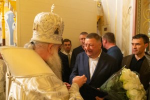Митрополит Лонгин совершил пасхальное богослужение