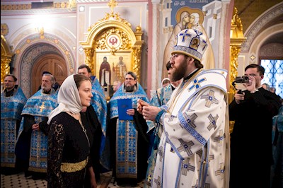 Митрополит Игнатий совершил вечернее богослужение с чтением акафиста Пресвятой Богородице в Свято-Троицком кафедральном соборе г. Саратова