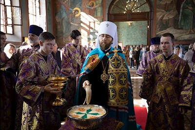 Митрополит Игнатий совершил Божественную литургию в Крестовоздвиженском храме г. Хвалынска