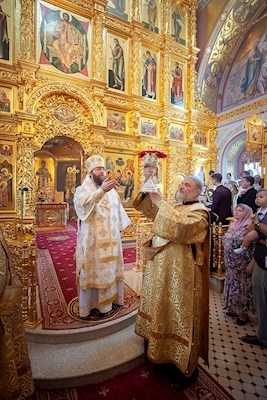 Митрополит Игнатий совершил Божественную литургию в Свято-Троицком кафедральном соборе Саратова