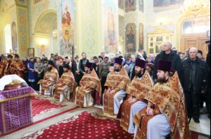 В Великий Четверг Митрополит Лонгин совершил Литургию Василия Великого и Чин умовения ног