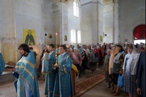 Божественная литургия в храме в честь Покрова Пресвятой Богородицы села Сокур Татищевского района
