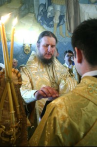 Митрополит Лонгин и Епископ Пахомий совершили Божественную литургию в Троицком соборе и молебен перед главной святыней Саратовской земли — образом Спаса Нерукотворного