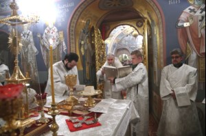 Митрополит Лонгин совершил Рождественское ночное богослужение