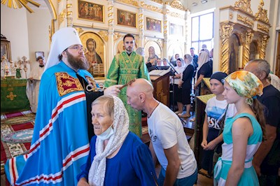 Митрополит Игнатий совершил Божественную литургию в храме преподобного Серафима Саровского г. Саратова