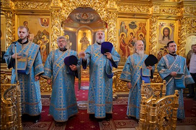 Митрополит Игнатий совершил Божественную литургию в Свято-Троицком кафедральном соборе Саратова