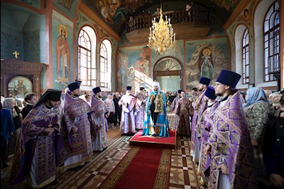 Митрополит Игнатий совершил Божественную литургию в Крестовоздвиженском храме г. Хвалынска