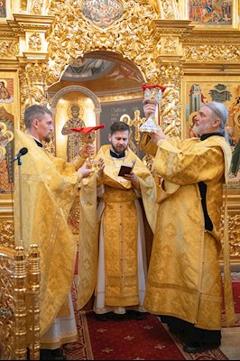 Митрополит Игнатий совершил Божественную литургию в Свято-Троицком кафедральном соборе Саратова