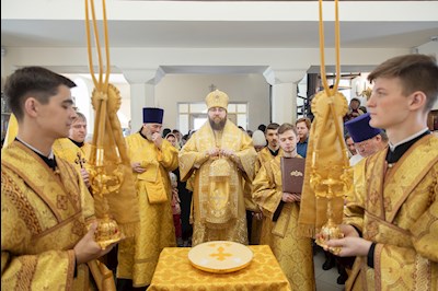 Митрополит Игнатий совершил Божественную литургию в Трехсвятительском храме г. Саратова