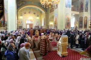 В Великий Четверг Митрополит Лонгин совершил Литургию Василия Великого и Чин умовения ног