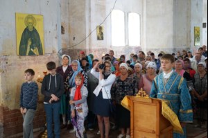 Божественная литургия в храме в честь Покрова Пресвятой Богородицы села Сокур Татищевского района