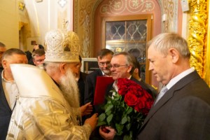 Митрополит Лонгин совершил пасхальное богослужение