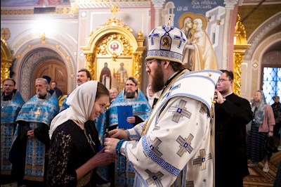 Митрополит Игнатий совершил вечернее богослужение с чтением акафиста Пресвятой Богородице в Свято-Троицком кафедральном соборе г. Саратова