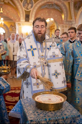 Митрополит Игнатий совершил Божественную литургию в Свято-Троицком кафедральном соборе Саратова