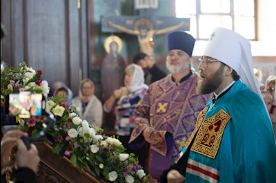 Митрополит Игнатий совершил Божественную литургию в Крестовоздвиженском храме г. Хвалынска