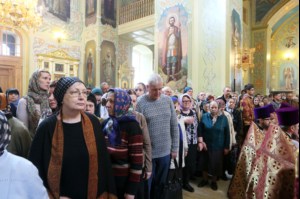 В Великий Четверг Митрополит Лонгин совершил Литургию Василия Великого и Чин умовения ног