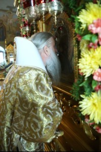 Митрополит Лонгин и Епископ Пахомий совершили Божественную литургию в Троицком соборе и молебен перед главной святыней Саратовской земли — образом Спаса Нерукотворного
