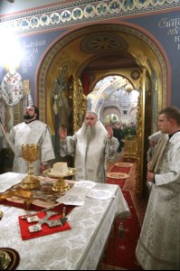 Митрополит Лонгин совершил Рождественское ночное богослужение