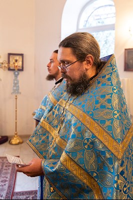 Божественная литургия на Архиерейском подворье – в храме в честь иконы Божией Матери «Утоли моя печали» г. Саратова