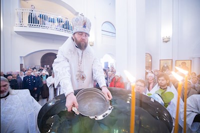 Митрополит Игнатий совершил Божественную литургию и чин Великого освящения воды в храме святителя Тихона, епископа Воронежского, Задонского чудотворца, г. Саратова
